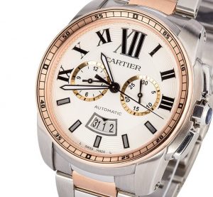 The large size fake Calibre De Cartier W7100042 watches have silver-plated dials.