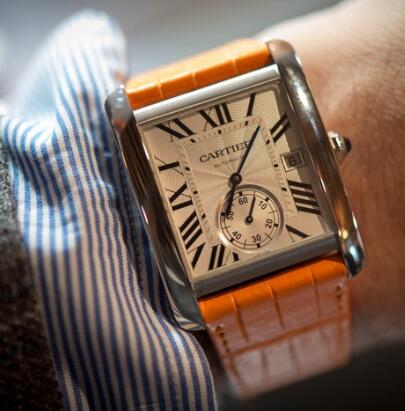 The orange leather strap endows the Cartier a dynamic style.