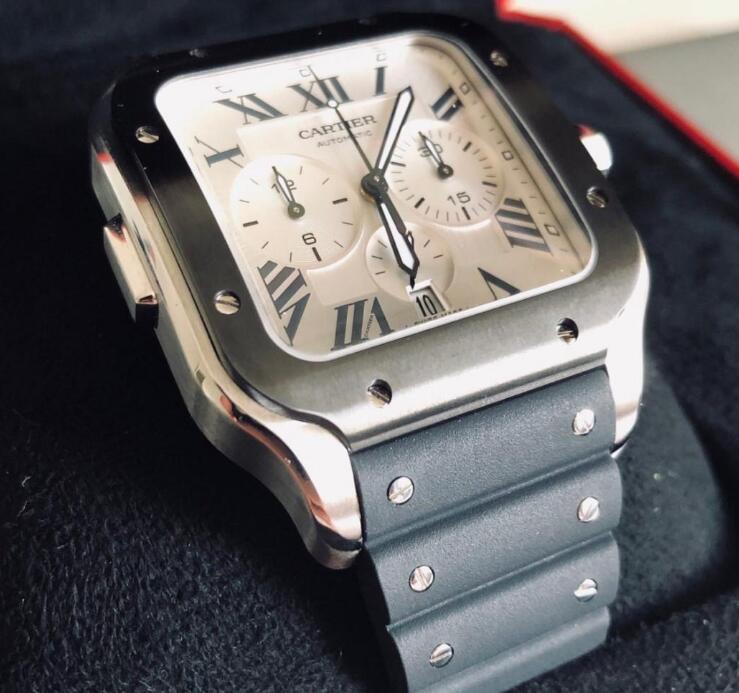 The black Roman numerals hour markers guarantee the great legibility.